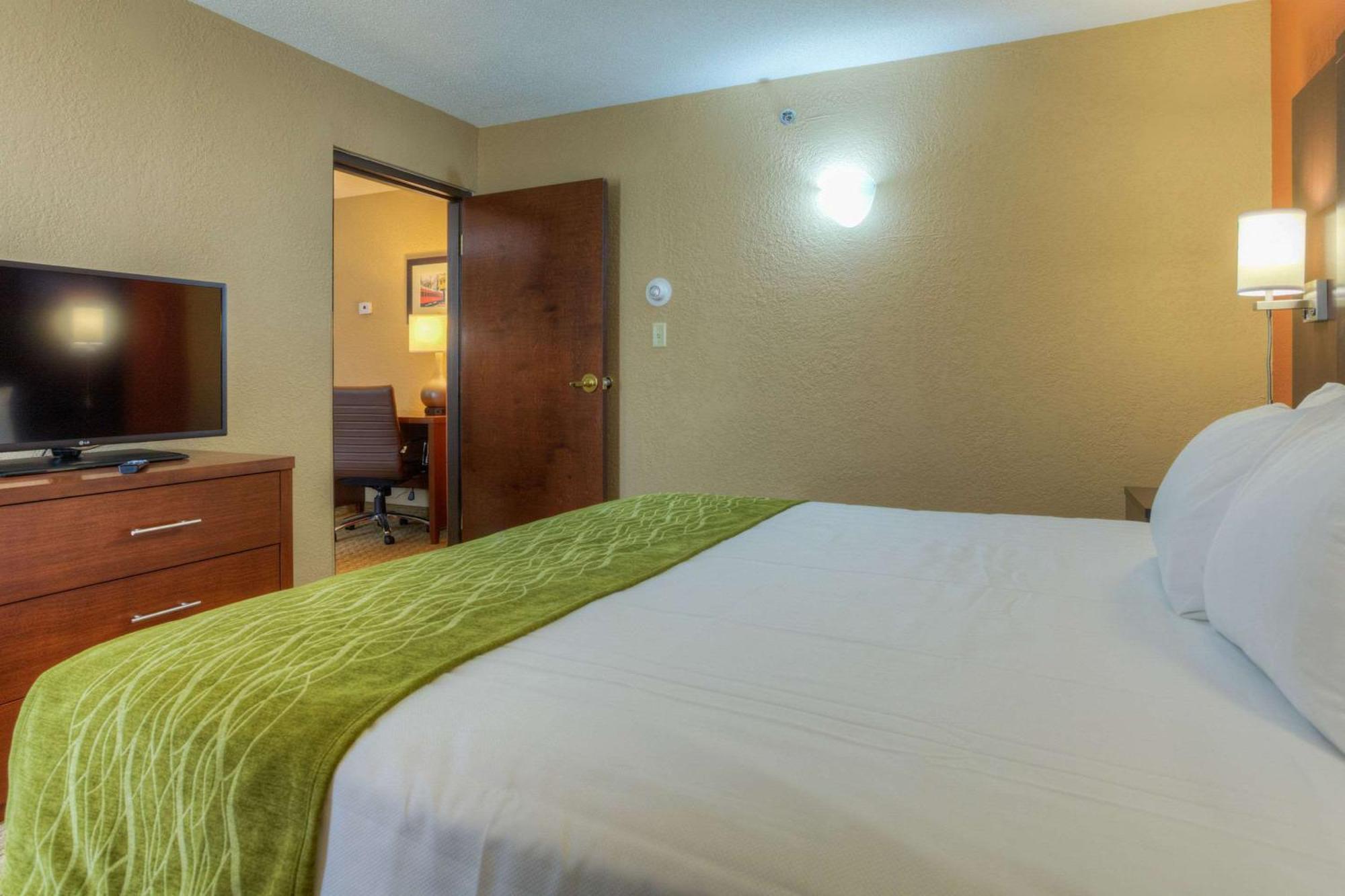 Comfort Inn & Suites Evansville Airport Exterior photo