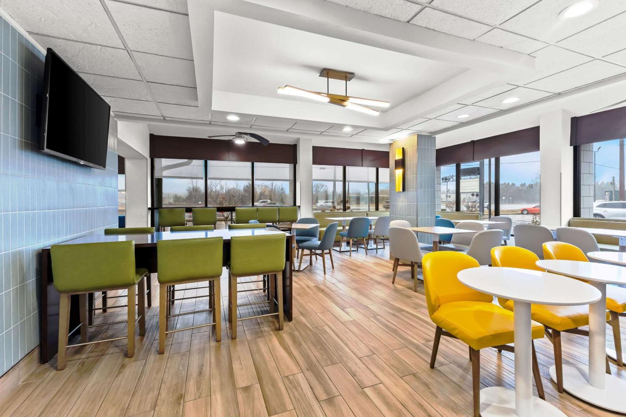 Comfort Inn & Suites Evansville Airport Exterior photo